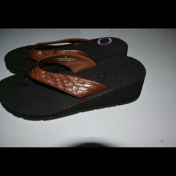 Speedo Shoes - BNWOT SPEEDO wedge heel thong flip flop SANDAL
